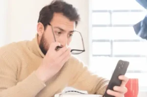 chelovek-smotrit-v-telefon (1)