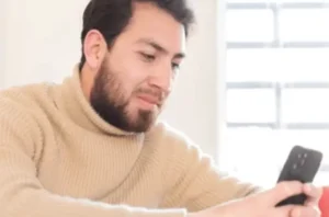 chelovek-smotrit-v-telefon (2)